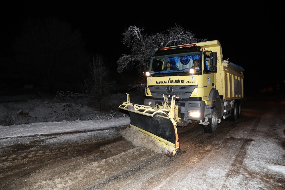 Denizli’ye kar düştü, ekipler sabaha kadar mücadele etti 