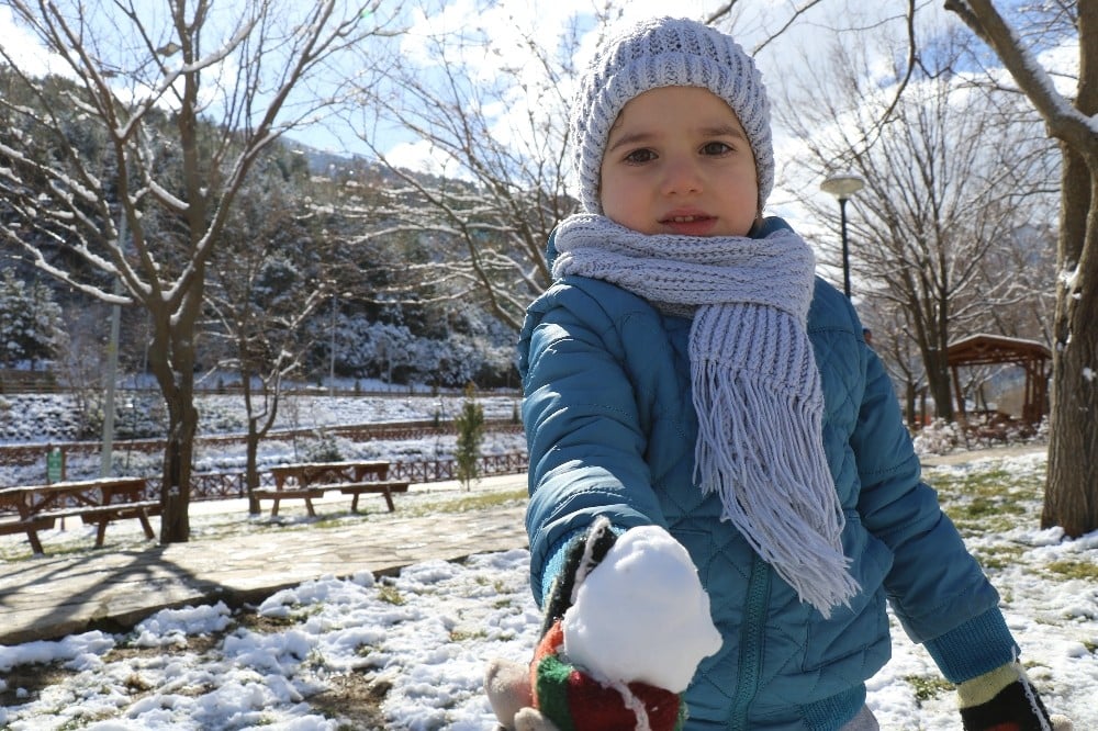 Denizli’ye yağan kar en çok çocukları sevindirdi 