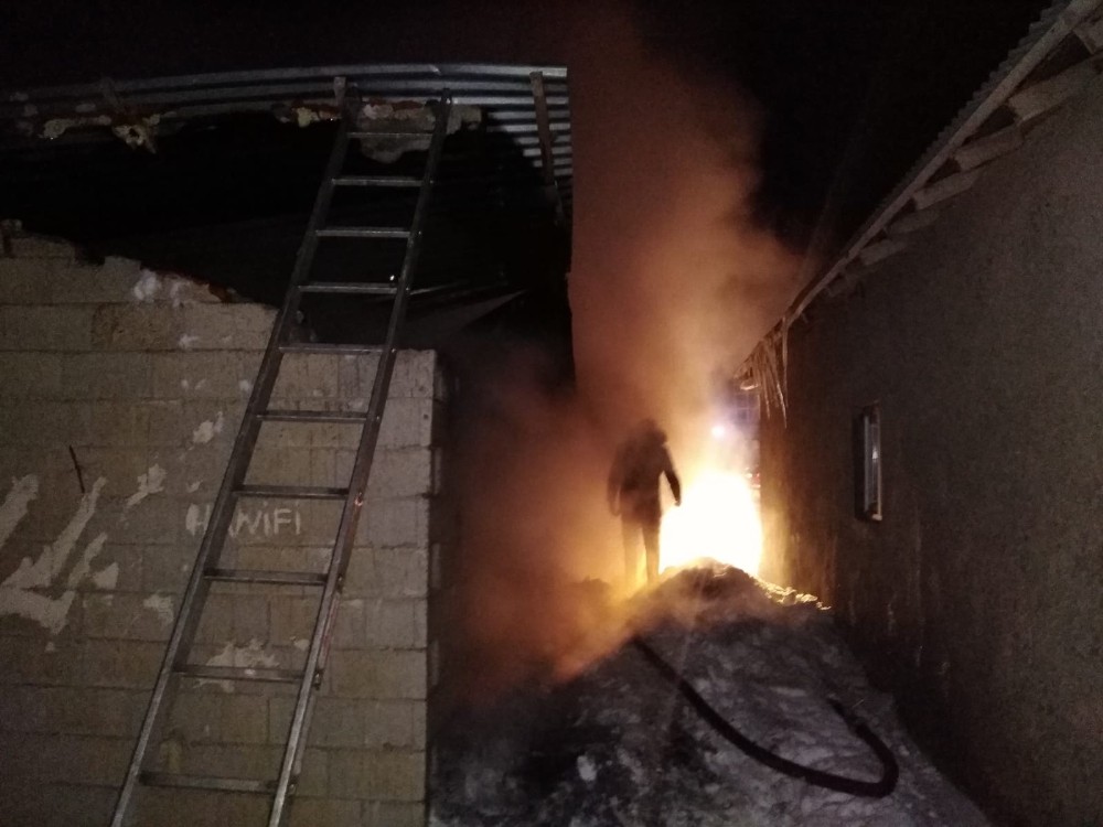 Depo olarak kullanılan garaj alev alev yandı 