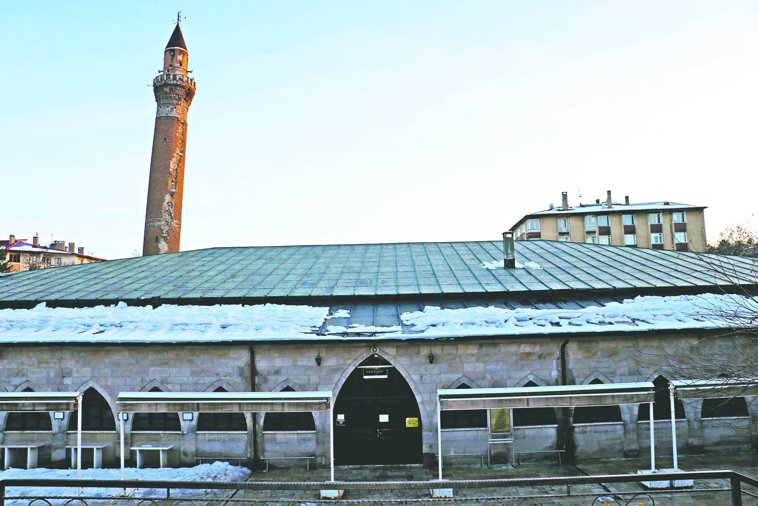 Deprem, 8 asırlık camiyi milim oynatamadı