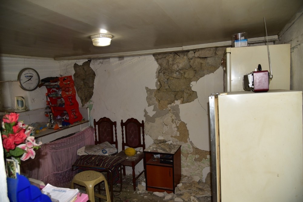 Deprem Akhisar ve Kırkağaç’taki binalarda hasara neden oldu 
