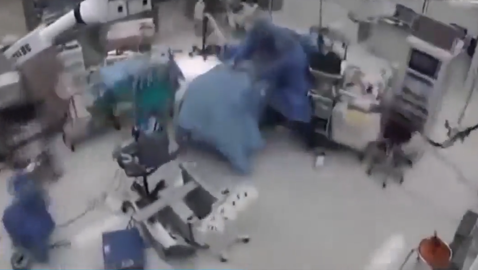 Deprem ameliyathaneyi vurdu! Doktorlar hastaya siper oldu