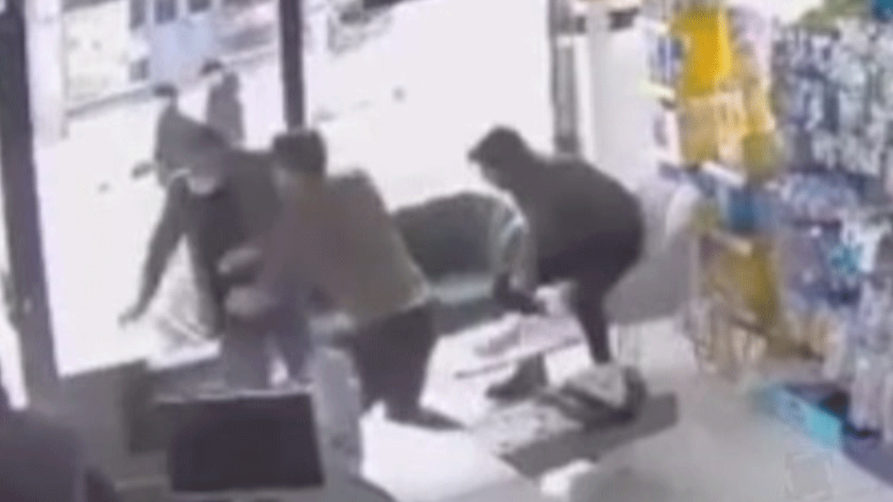 Deprem anı böyle görüntülendi! Panik halinde kaçıştılar!