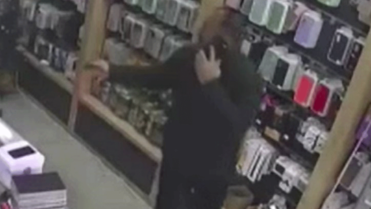 Deprem anı böyle kaydedildi: Panik halinde kaçıştılar!