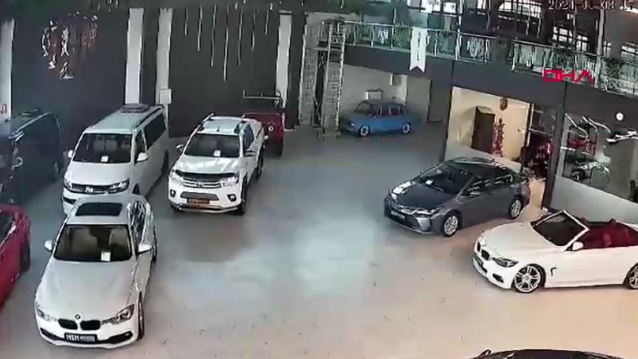 Deprem anı kamerada! Elazığ’da korkunç anlar