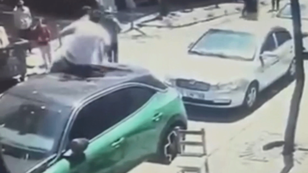 Deprem anında arabanın üstüne atladı