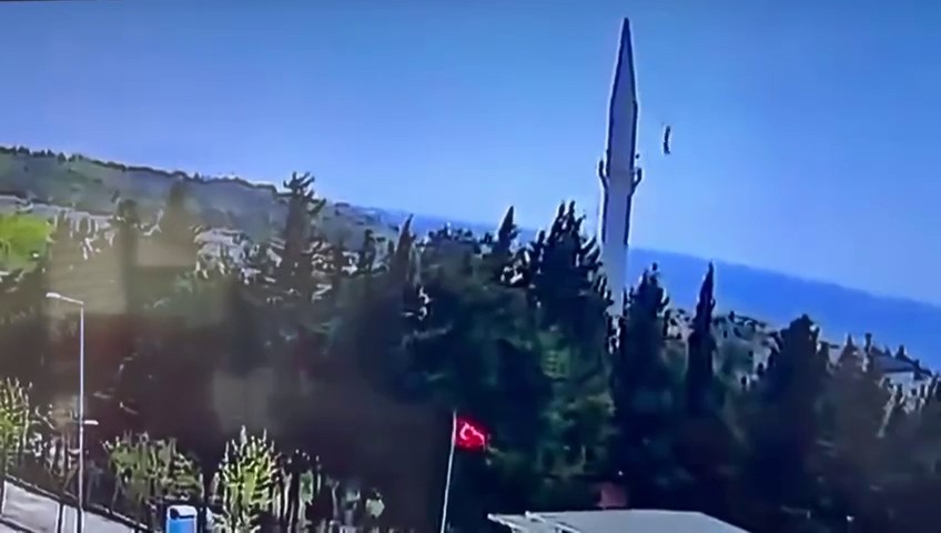 Deprem anında caminin alemi böyle düştü: Büyükçekmece'de korku dolu anlar kamerada