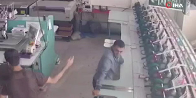 Deprem anında görülmemiş olay! Canını hiçe saydı