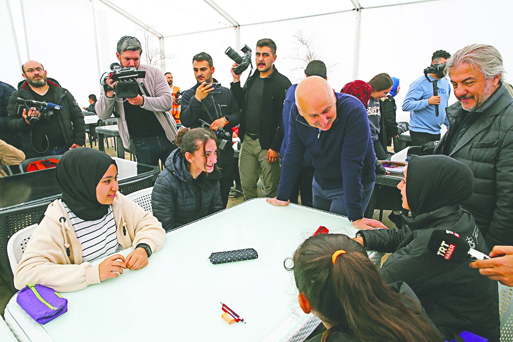 Deprem bölgelerinde 300 bin arkadaşımız yoğun mücadele veriyor