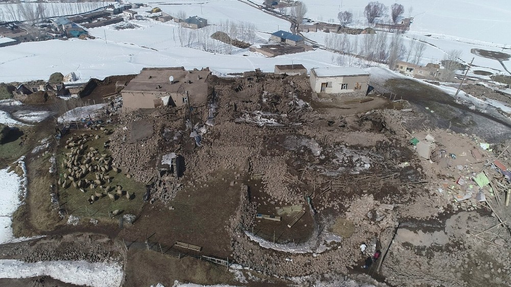 Deprem bölgesi havadan görüntülendi 