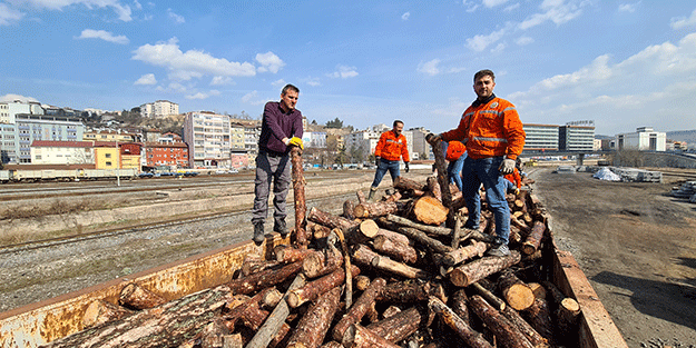 Deprem bölgesi için toplanan odunlar trenle gönderilecek