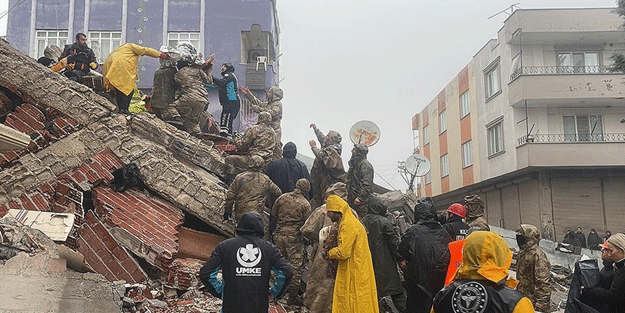 Deprem bölgesinde bina çöktü