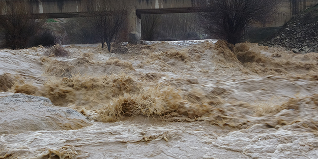 Deprem bölgesi Malatya'daki selde dalgalar insan boyunu geçti!