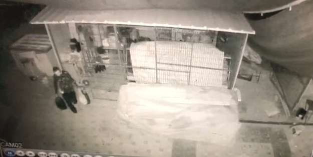 Deprem bölgesinde büyük şerefsizlik! Kameralar anbean kaydetti