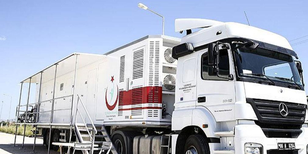 Deprem bölgesinde, deprem enkazından personellere kadar mobil aşı tırı hizmete girdi! Sahada depremzedelere yardım