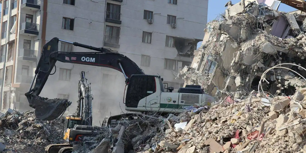 Deprem bölgesinde enkaz kaldırma çalışmaları sürüyor