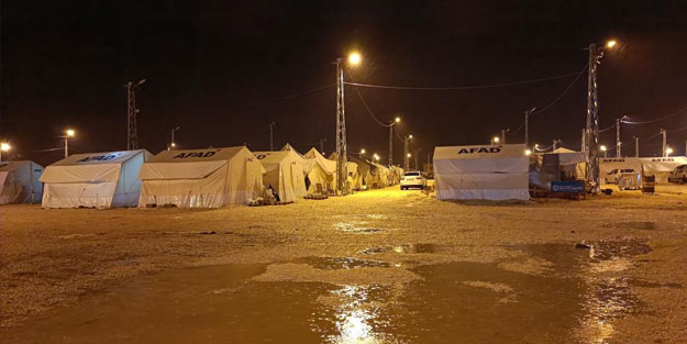 Deprem bölgesinde fırtına ve sağanak yağış etkili oluyor