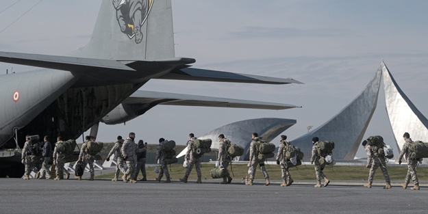 Deprem bölgesinde gönüllü görev alacak askerler şehre gitti