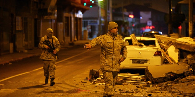 Deprem bölgesinde Mehmetçik 24 saat görevde