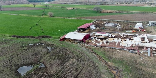 Deprem bölgesindeki çiftçilerin hasar tespitinde...