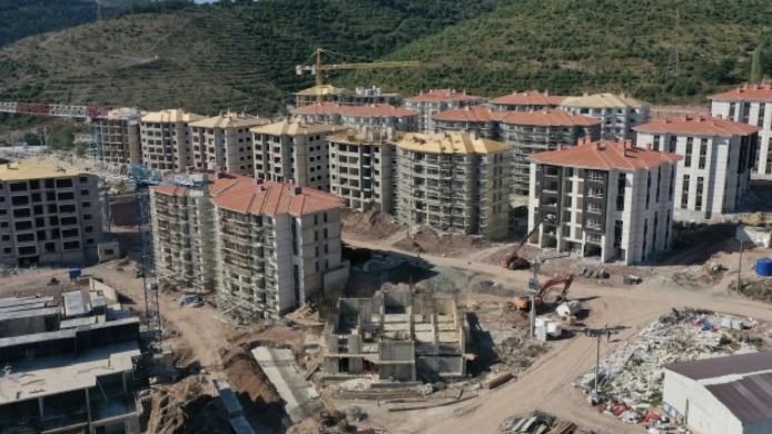 Deprem bölgesindeki inşa çalışmaları aralıksız sürüyor