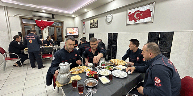 Deprem bölgesindeki itfaiyecilerin buruk sahuru