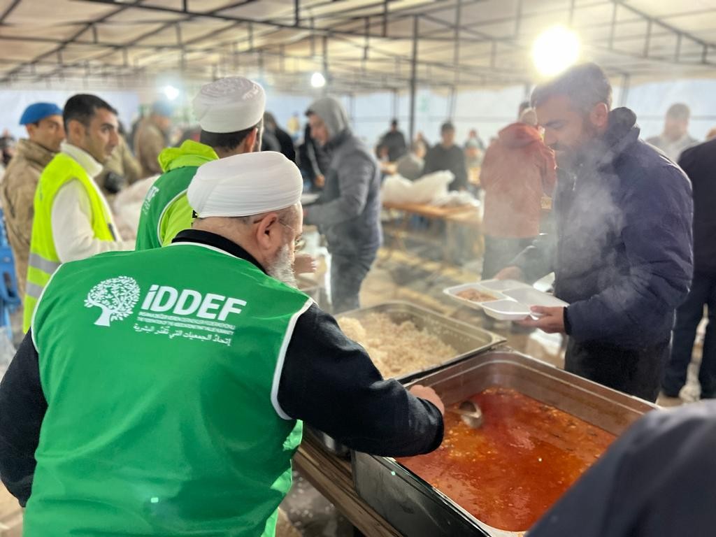 Deprem Bölgesindeki Kazanlar Afetzedeler İçin Kaynıyor