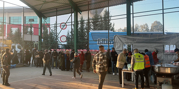 Deprem bölgesine 6 sahra mutfağı kurdu