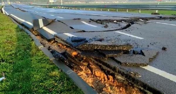Deprem bölgesini görüntülüyordu! Yunanlı ekip bakın ne yaptı