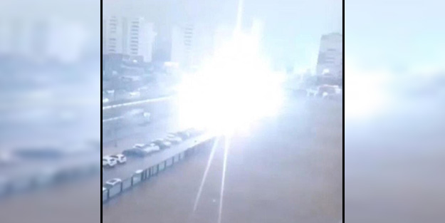 Deprem bölgesinin selle imtihanı! Diyarbakır'da yola yıldırım düştü, o anlar kameralara yansıdı