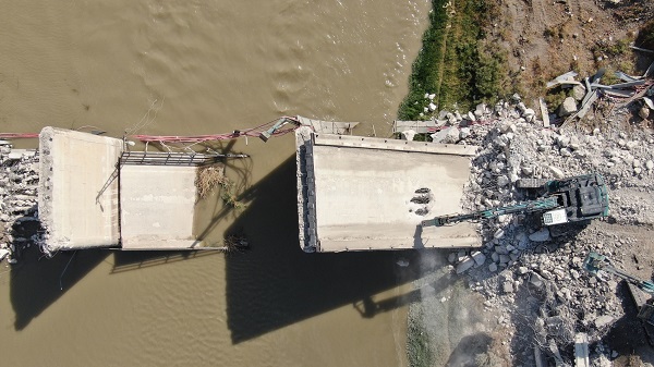 Deprem bu köprüyü domino taşı gibi yıktı!