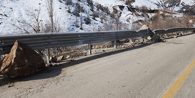Deprem dağdan kopan dev kayaları yollara taşıdı