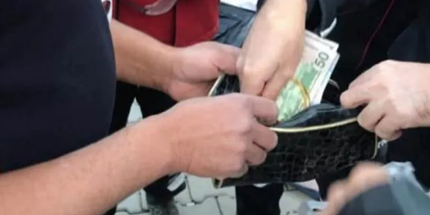 Deprem enkazında para ve altın dolu çanta buldu!