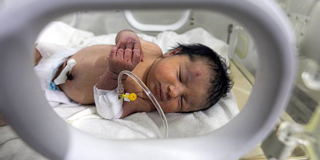 Deprem enkazından çıkarılmıştı! Dünya bu bebeğin peşinde... Herkes şaşkın