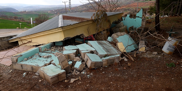 Deprem felaketi mezarlıkları da vurdu