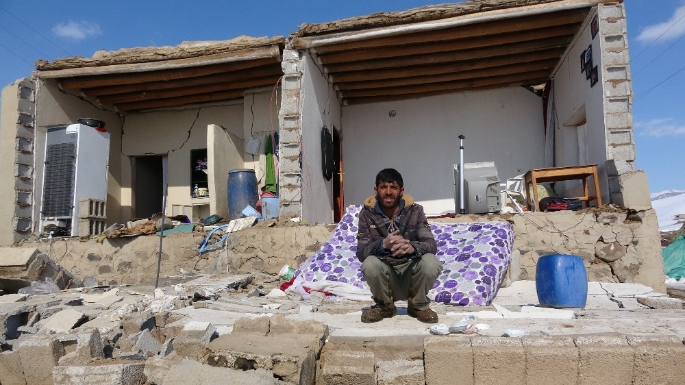 Deprem felaketinin ardından mutlulukları fotoğraflarda kaldı 