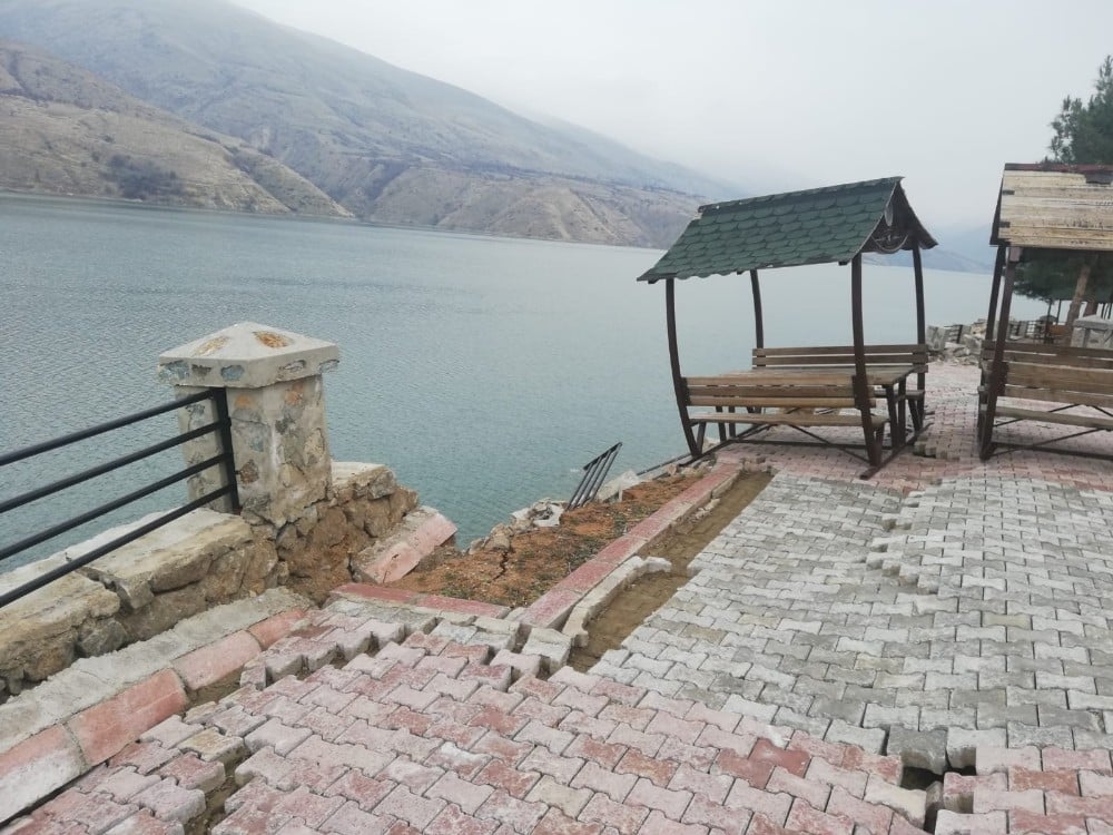 Deprem feribot iskelesini yıktı 