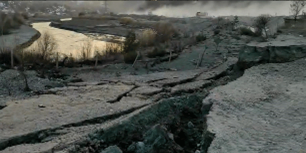 Deprem ile birlikte araziler ve dağlar yerinden oynadı!