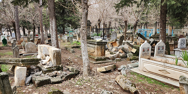 Deprem kabristanı da vurdu! Onlarca kabir tahrip oldu