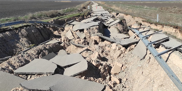 Deprem, karayollarını da yerle bir etti!