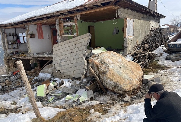 Deprem kırsalı böyle etkiledi | Dağdan kopan kayalar faciaya yol açtı!