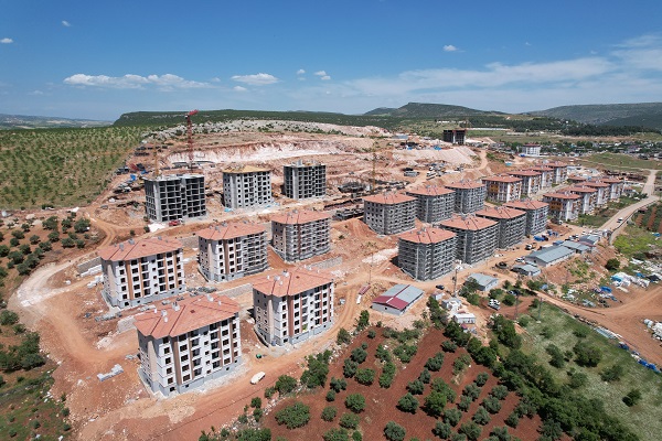 Deprem konutları yükseliyor! Binaların çatıları bile ortaya çıktı