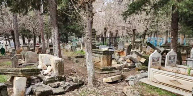 Deprem mezarlıkları da vurdu
