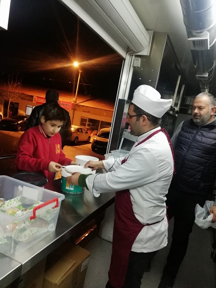 Deprem mutfak tırı 18 bin kişiye yemek dağıttı 