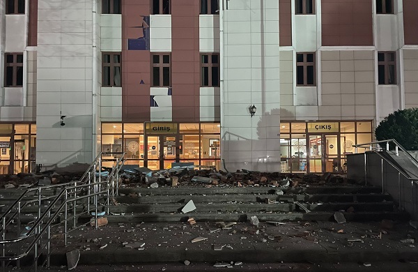 Deprem nedeniyle Düzce Adliyesi'nde hasar meydana geldi