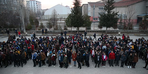 Deprem nedeniyle eğitime ara verilen Elazığ'da ilk ders zili çaldı