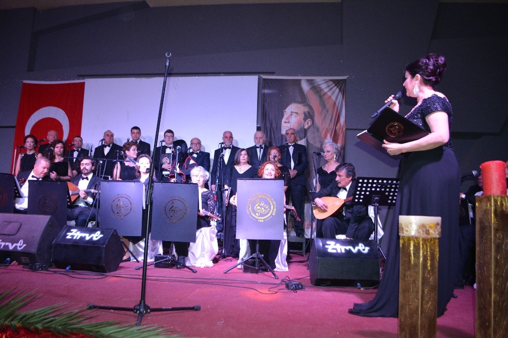 Deprem nedeniyle ertelenen konsere ilgi yoğun oldu 