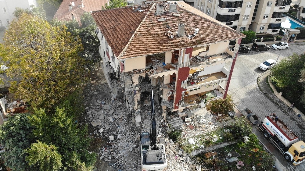 Deprem riski taşıyan 4 bina daha yıkıldı 