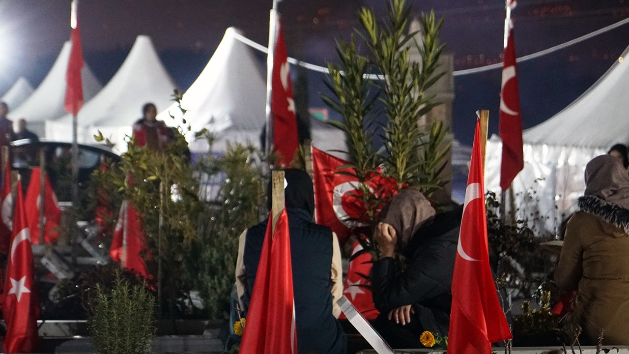 Deprem Şehitleri, Asrın Felaketinin Yıl Dönümünde Dualarla Yâd Ediliyor
