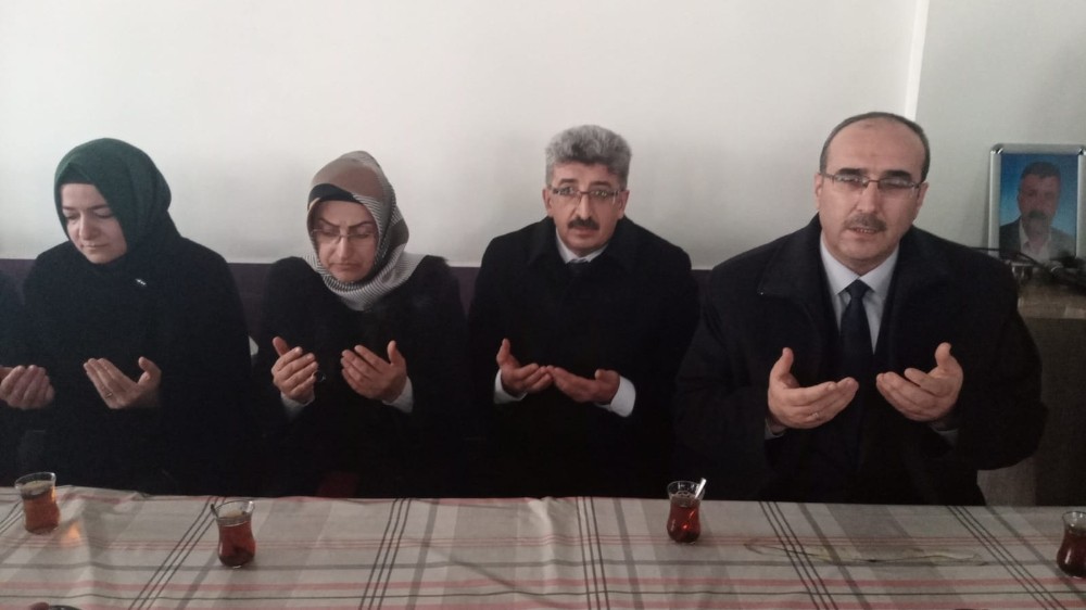Deprem şehitlerinin ailelerine taziye ziyareti 